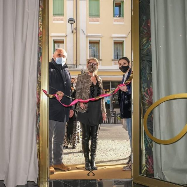 Che lo spettacolo abbia inizio!
Dopo mesi di lunghi lavori, sabato abbiamo aperto le porte del nuovo showroom in via #Garibaldi10, Valdobbiadene. 
Siamo fieri di aver realizzato un sogno, vi aspettiamo.
.
.
.
#agnesedesign #design #art #architecture  #madeinitaly #interiordesign #arte #artwork #archilovers #luxury #arredamentointerni #forniture #fornituredesign #tessile #handmade